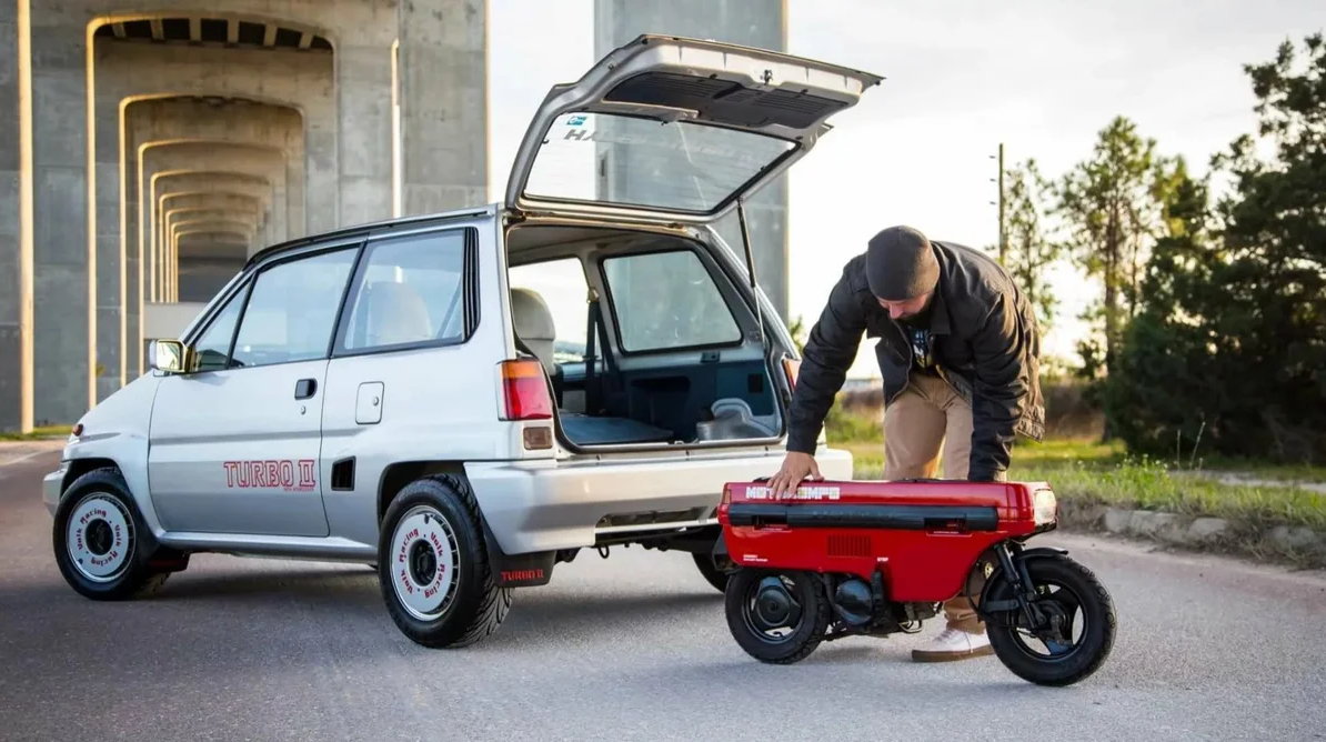 Руль, сидушка, подножки складываются и мотоцикл превращается в чемодачик