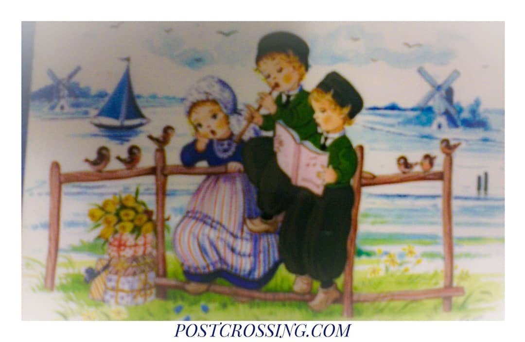 Открытка из Нидерландов ( дети в традиционной одежде на фоне классического пейзажа с мельницами) 
