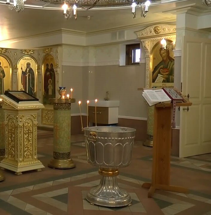 Подготовленная купель к крещению младенца  