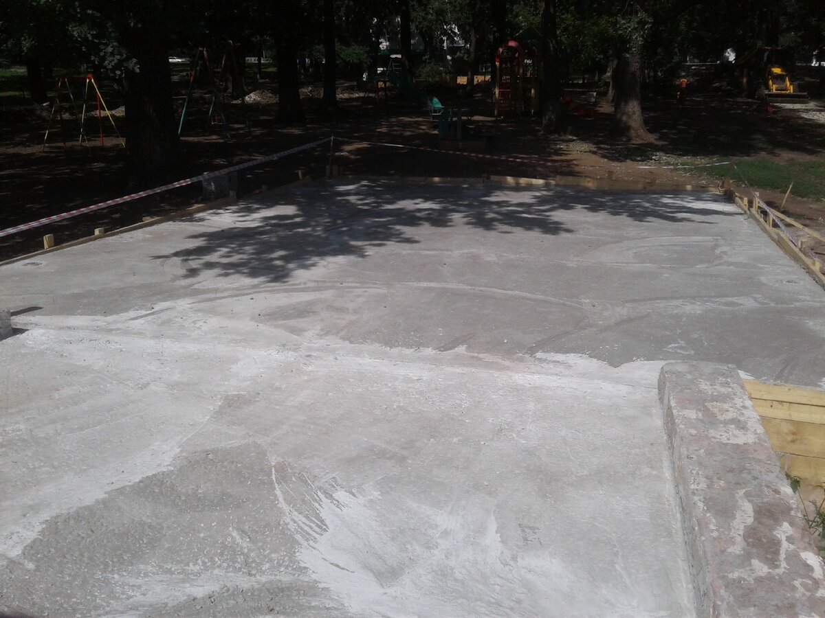 Плитный фундамент для открытой сцены. Сделан в 2018г.
