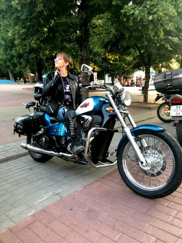 Белое пальто? Нет, чёрная косуха!