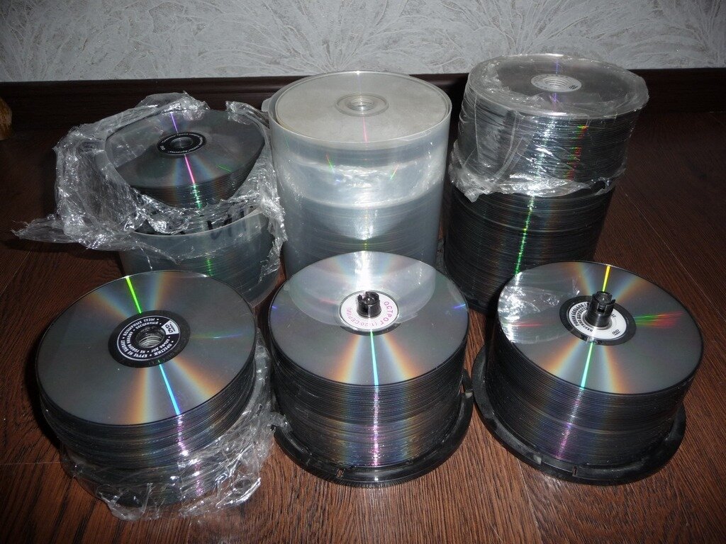 Продам компакт. Компакт диски с фильмами. DVD диск. СД диск. Много дисков.