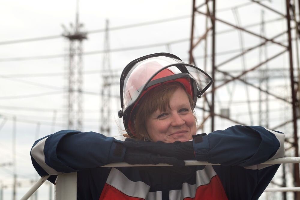 Фото из статьи Россетей "У энергетики женское лицо" http://gazeta.rosseti.ru/ourpeople/u-energetiki-zhenskoe-litso/    На фото Марина Шестакова.