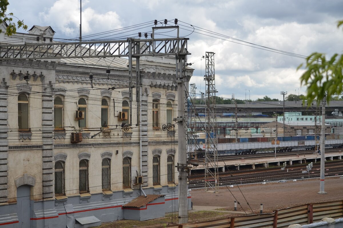 Москва товарная. Контора движения на станции Москва-Товарная-Курская. Серп и молот Москва Товарная. Пассажирский мост Москва Товарная. Мост на ст Москва Товарная.