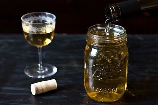  0  СМОТРЕТЬ ВСЕ ФОТО В ГАЛЕРЕЕКак открыть банку.
Любую баночку легко открыть при помощи резиновых полосок( одна на банку, другая вокруг крышки). 0  Как сохранить открытое вино.
