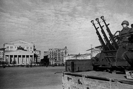 Расчет зенитной-пулеметной установки ЗПУ-3 на базе пулеметов ДШК, Москва.