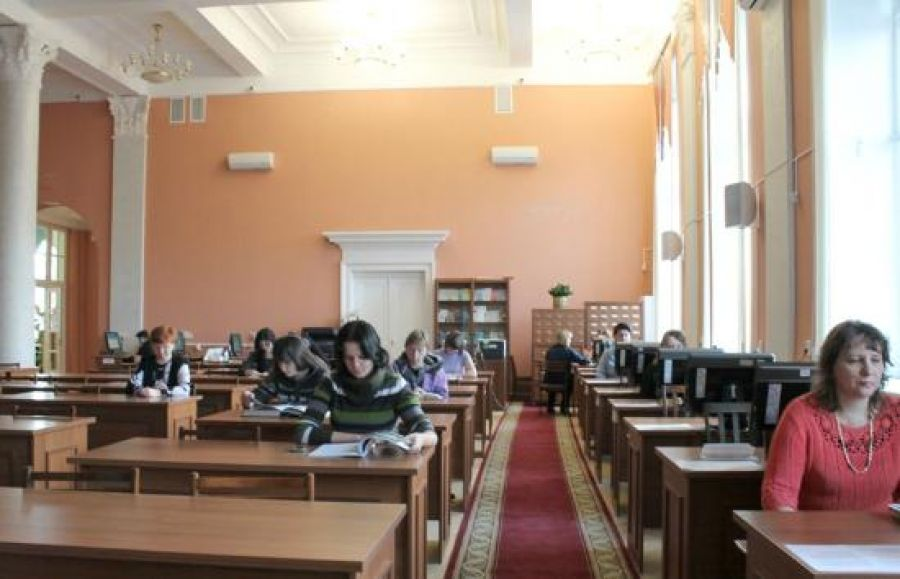 Фото Kolos-74.ru. В зале публичной библиотеки.