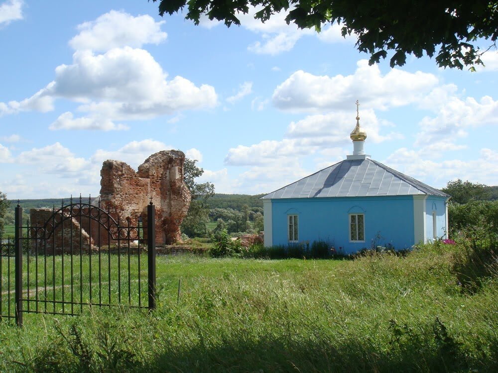   Тем более поражает двухличность представителей РПЦ. С одной стороны - плода мирской жизни у них под запретом, а с другой - красиво жить не запретишь! Одному священнику достраивают третий этаж дома, так, как два ему было мало. Говорит: - "Спонсоры строят" 