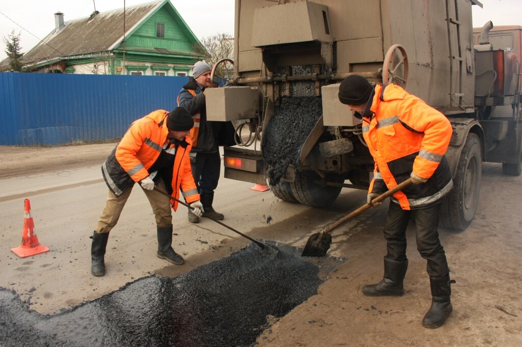 В Твери дорожные изъяны устраняют с помощью литого асфальтобетона