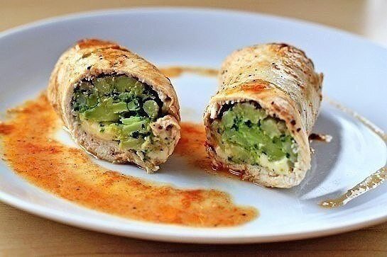 Куринные роллы фаршированные брокколи и сыром 