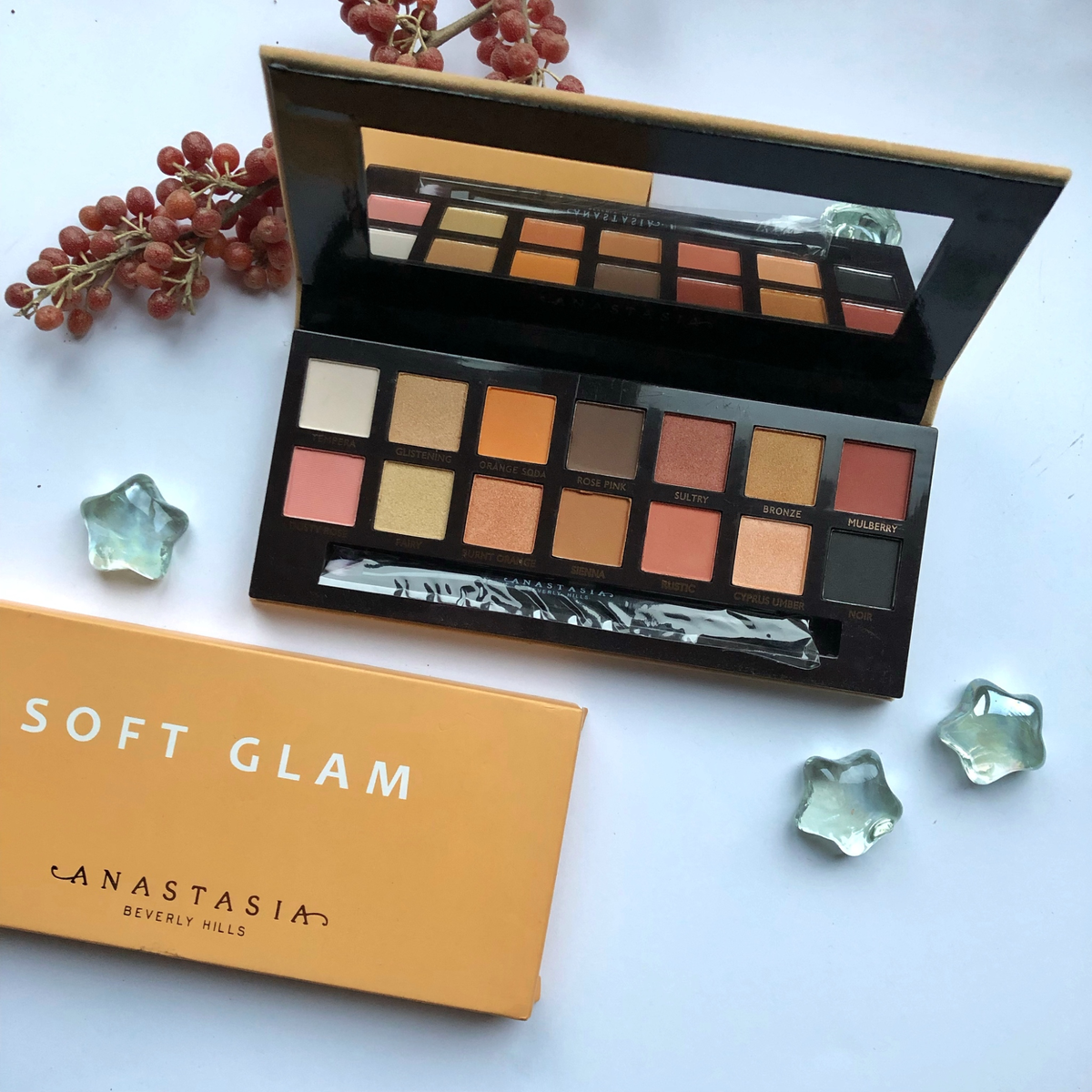 Soft Glam палетка теней. Palette Soft Glam II. Палетка от Шик глэм пазл.