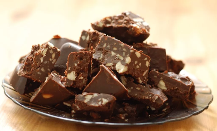 У меня часто так бывает, что конфеты по долгу лежат в вазе и их не кто не ест. То вкус не понравился, то начинка не та. Не выкидывать же. И вот однажды сидя на кухне мне пришла в голову идея, как можно приготовить щербет из конфет.