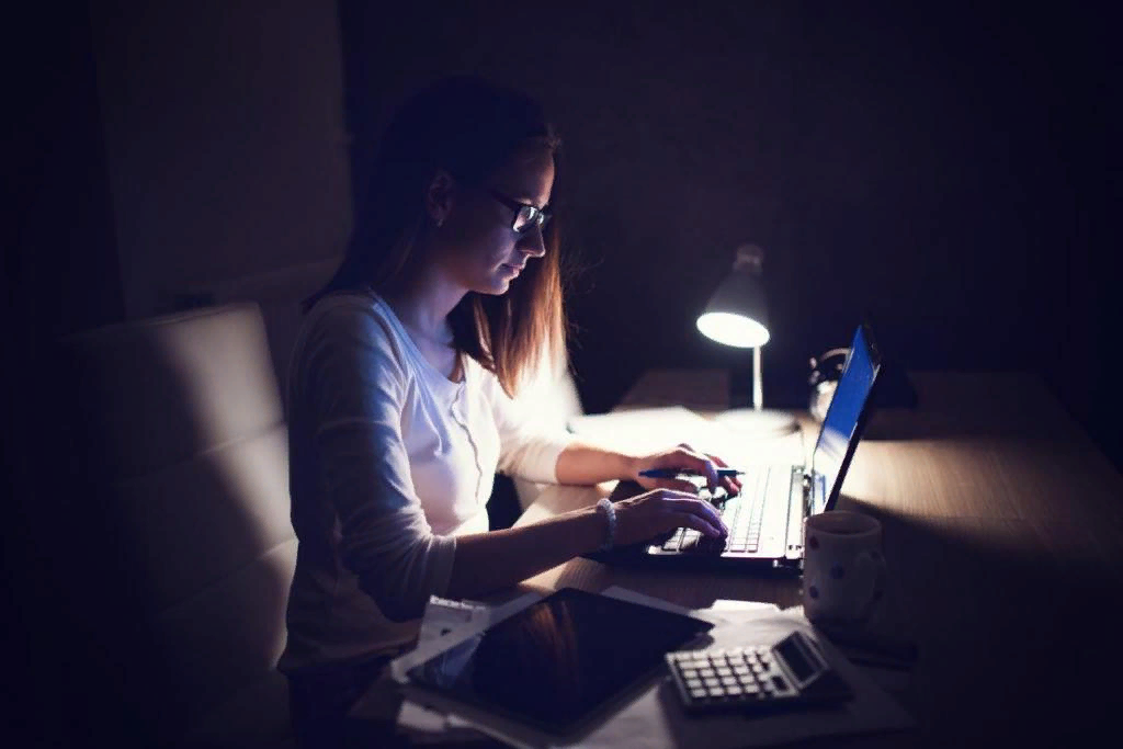 А зачем просто маяться в постели, когда можно заняться делом? Ну не идет сон, не идет...