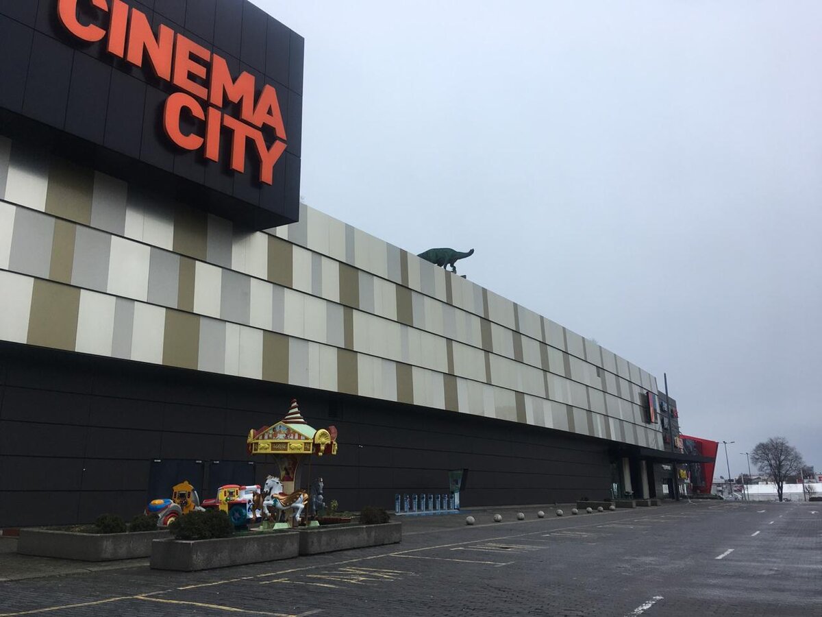 Перед крупнейшим в Бургасе ТЦ Галерея Мол в выходной (а уж тем более в дождливый выхдной) обычно не найти места для парковки. Но сегодня здесь никого.