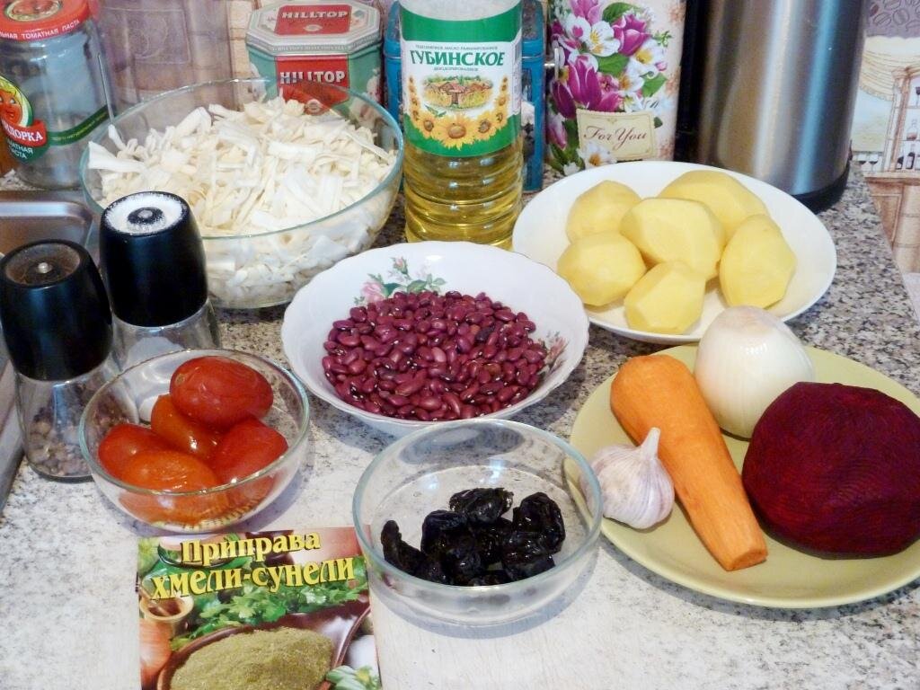 Постный борщ с черносливом и фасолью