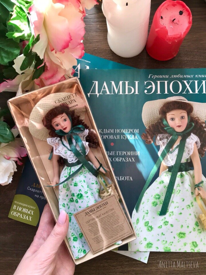 В комплект входит: фарфоровая кукла, журнал, буклет с фотографиями других кукол и вкладыш с подпиской