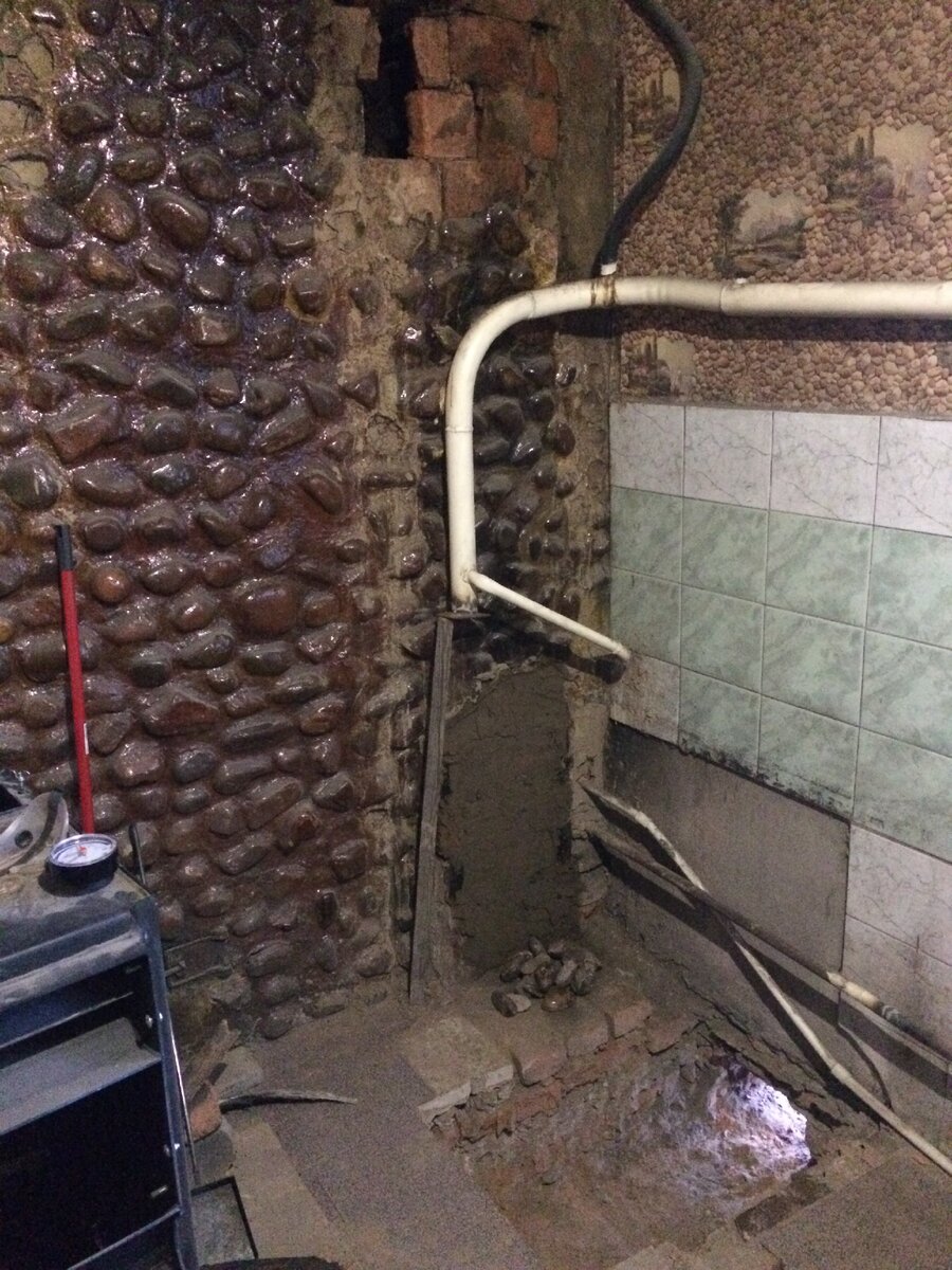 Пробили шахту с улицы.