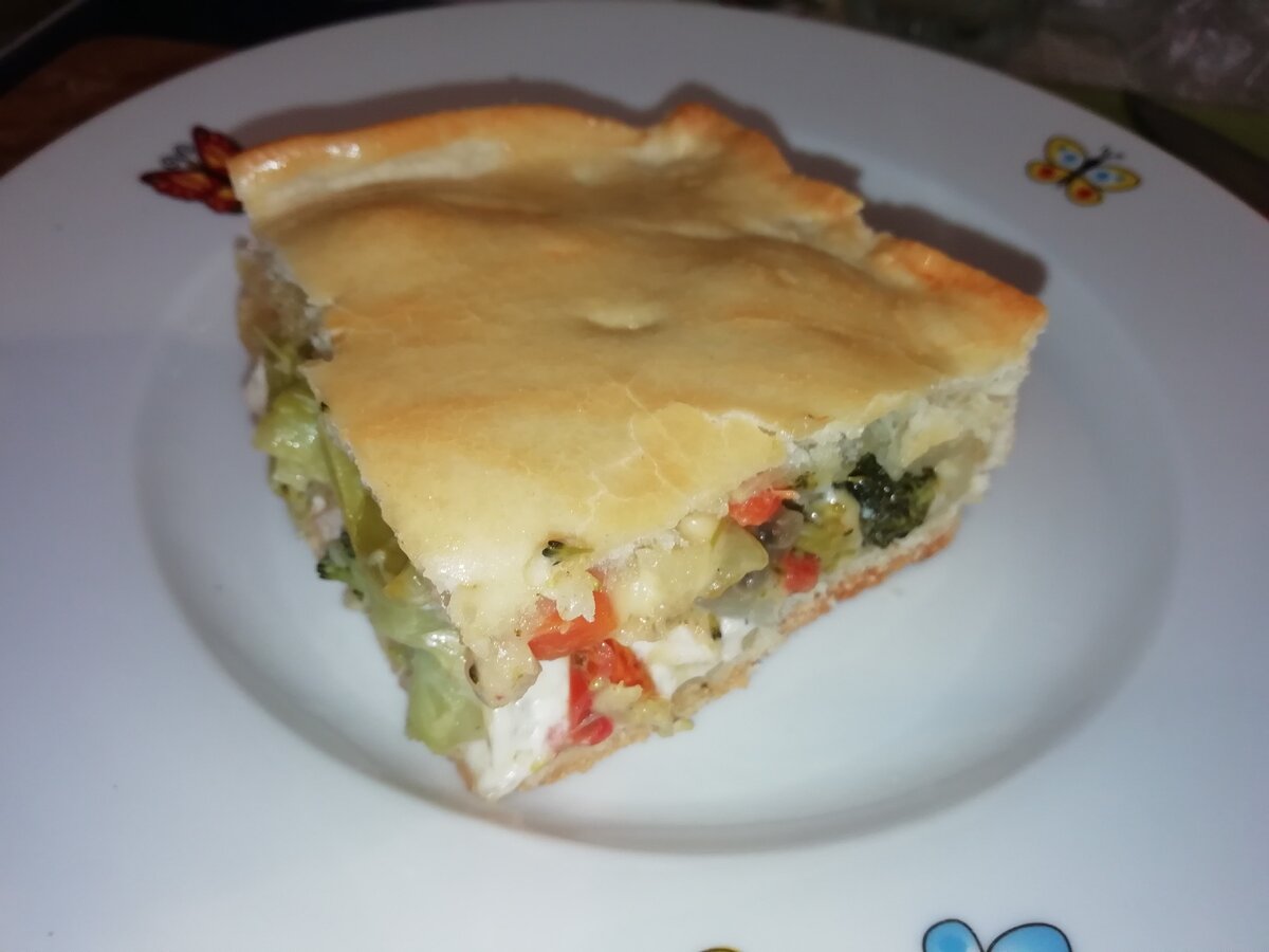 Пирог с курицей, брокколи и сливочным соусом.