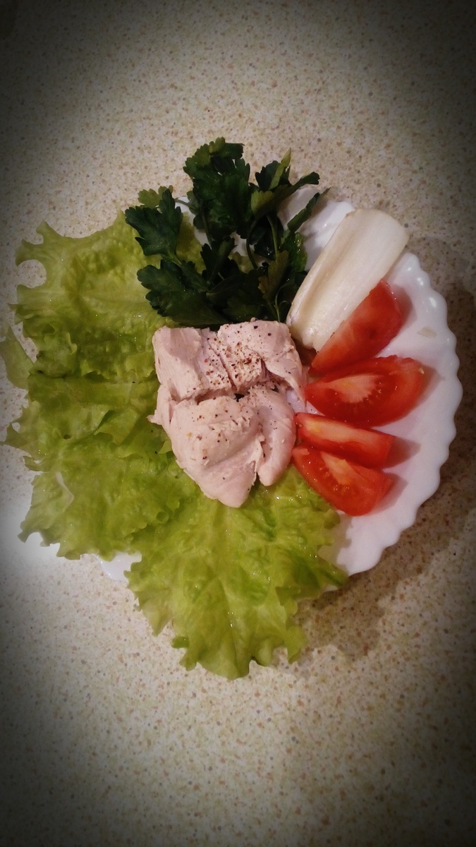 Вареная куриная грудка+листовой салат,петрушка,помидорка,сельдерей.