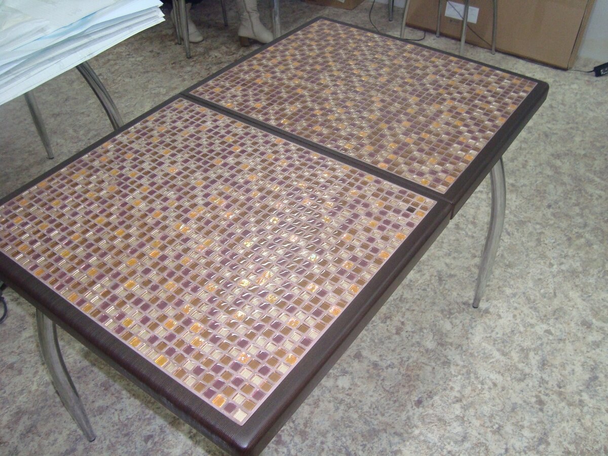 Кухонный стол плитка. Кухонный стол с мозаикой. Стол выложенный плиткой. Стол с плиткой мозаикой. Стол со столешницей из мозаики.