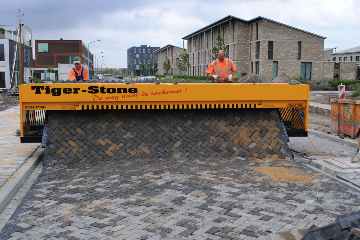 Tiger Stone машина для укладки тротуарной плитки