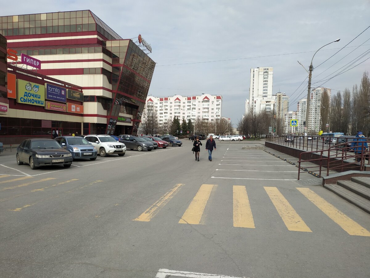 Пустых мест здесь в это время НЕТ.