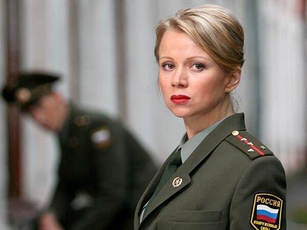 Александра Киликова в роли сексбомбы местной воинской части