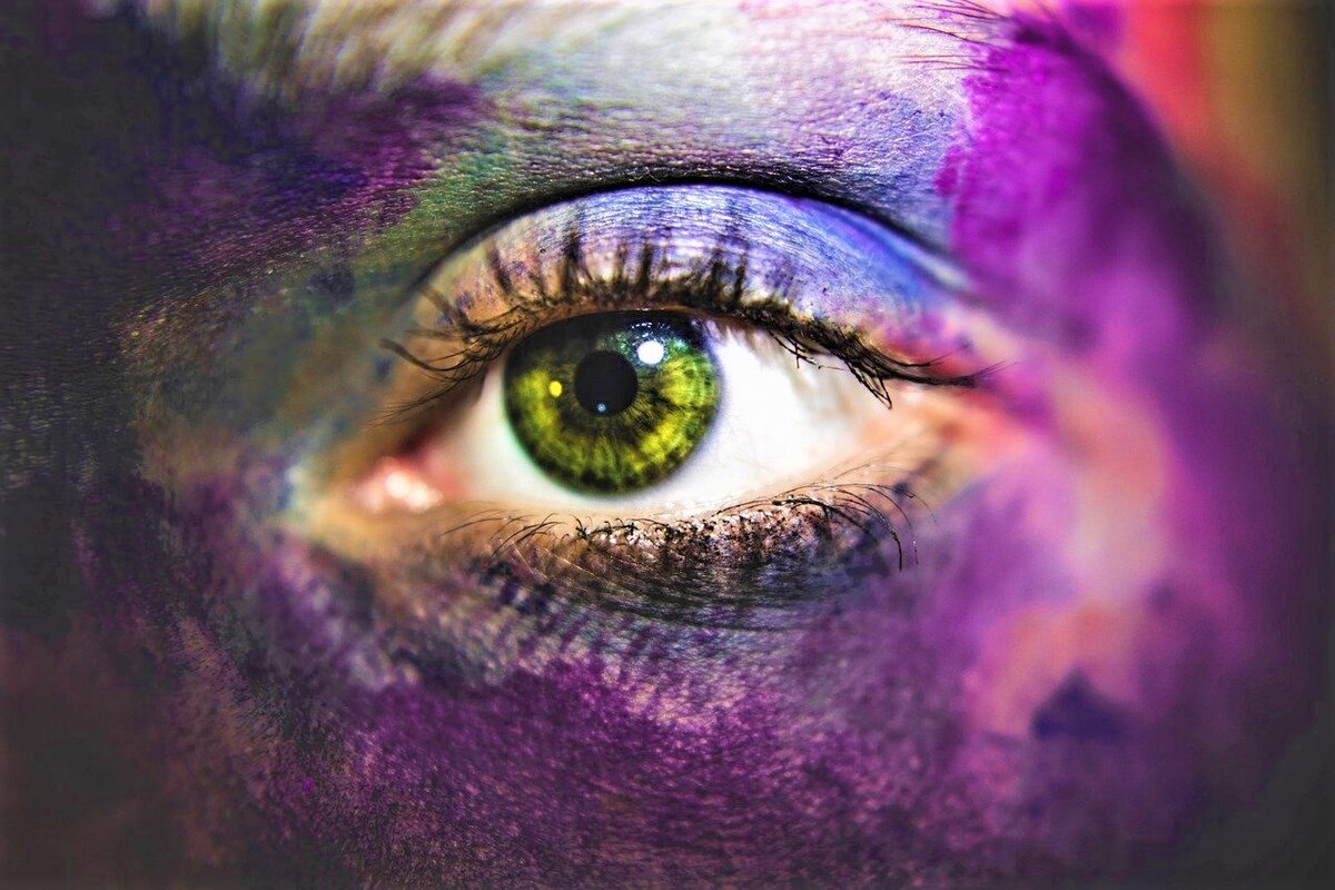 Быть человеком — это чувствовать свою ответственность. Чувствовать стыд перед нищетой, которая, казалось бы, и не зависит от тебя. Гордиться каждой победой, одержанной товарищами. Сознавать, что, кладя кирпич, и ты помогаешь строить мир. (c) Антуан де Сент-Экзюпери