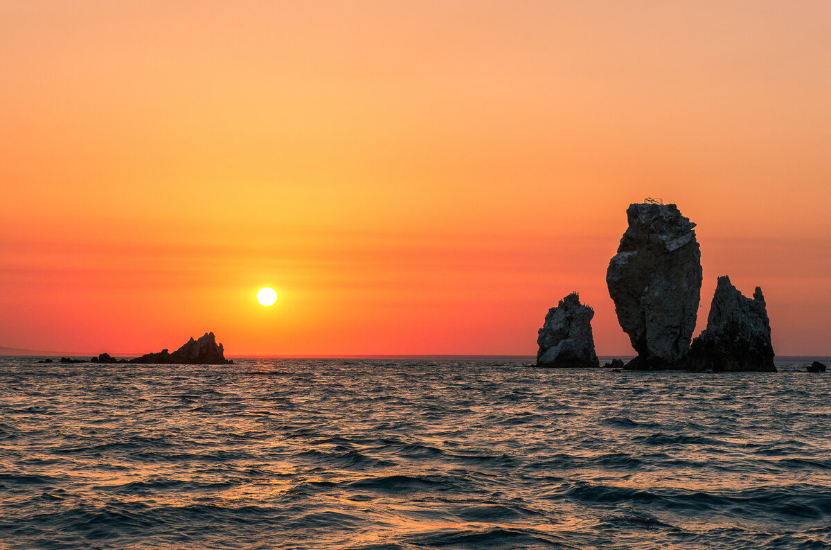 море парус ялта август. море скалы парусник. элькен кая скалы корабли. мыс парусный. корабль вдалеке.