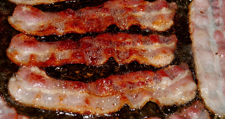 жарящийся бекон