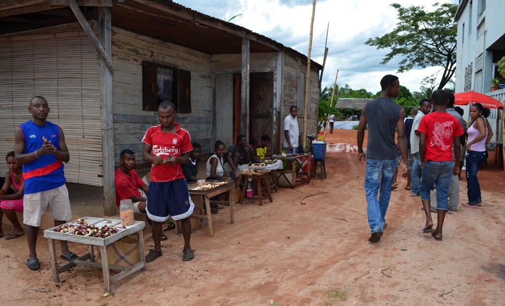 2.  Возле входа на стадион идет бойкая торговля.

