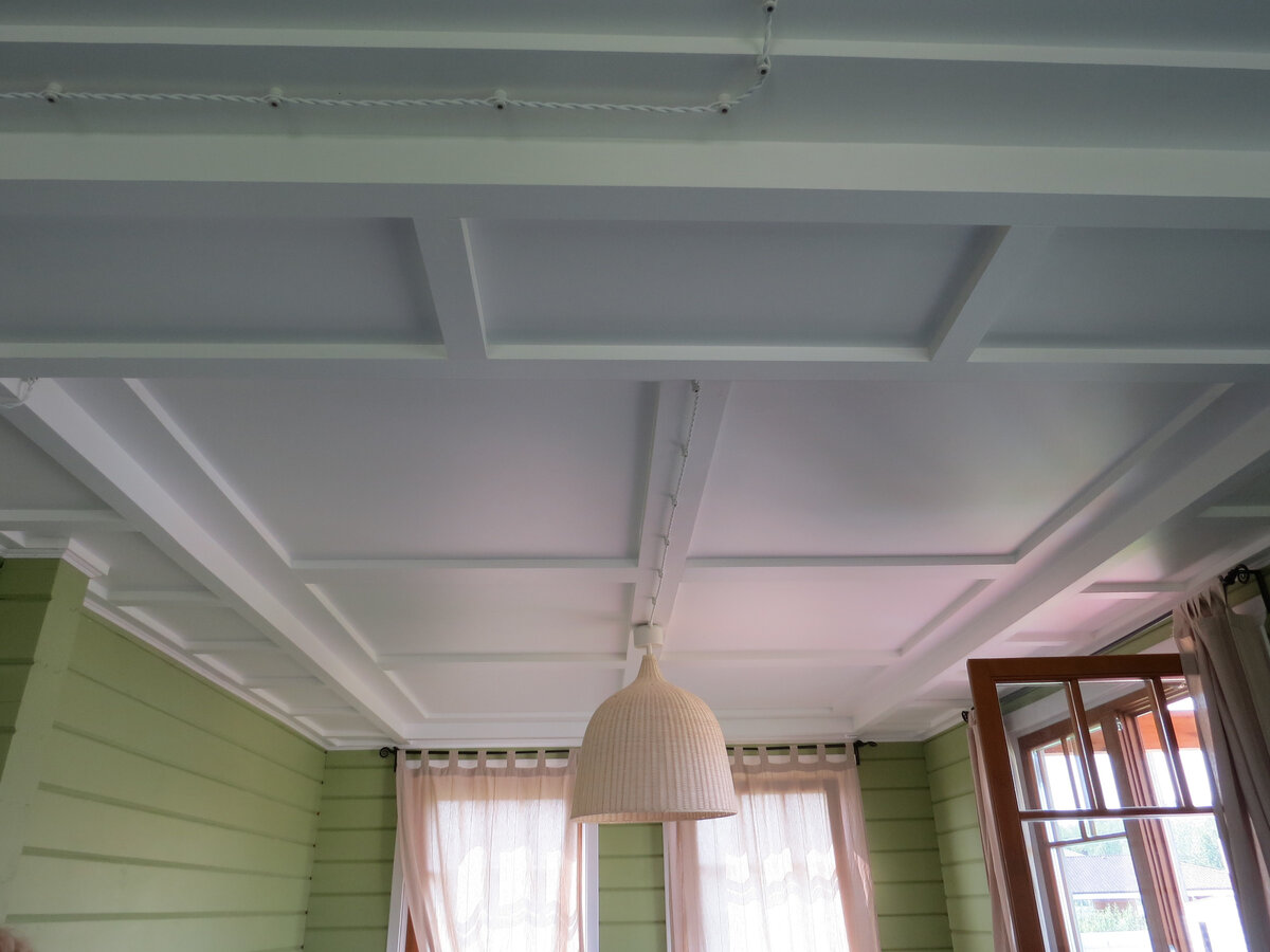 На этом фото не видно, но поверьте на слово:)) надо мной висит второй такой же большой светильник, освещая и обозначая  зону собственно самой кухни.                    Фото из личного архива автора.