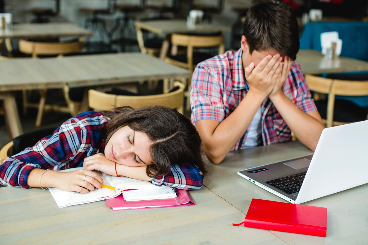 She is at school. Уставший студент. Переутомление студентов. Утомляемость студентов. Уставший подросток.