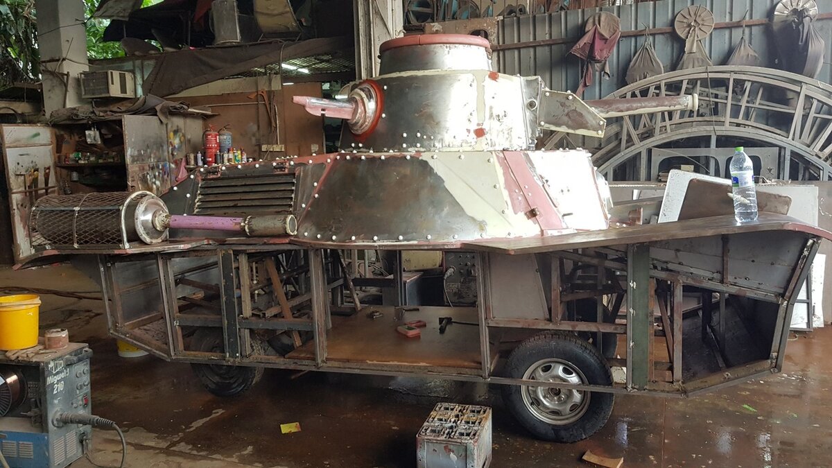 Хорошо виден несущий каркас и колеса для передвижения.