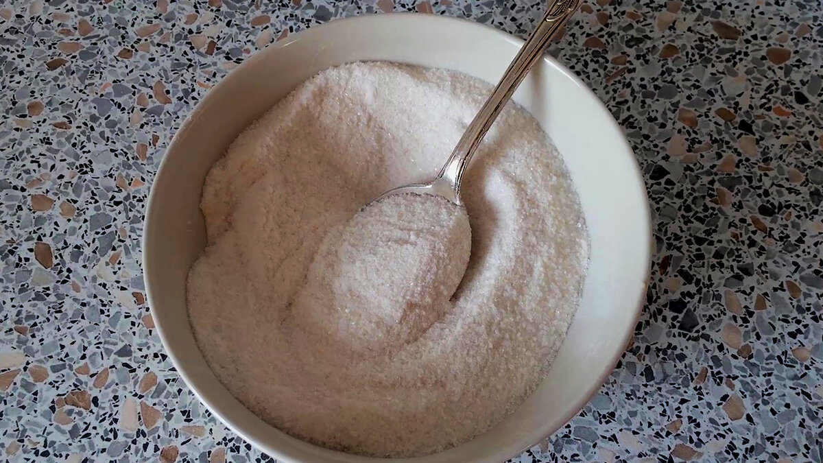 просеивают муку и какао. смесь муки и какао. что будет если смешать сахарный песок с автомобильным маслом. взбитые яйца с сахаром. взбивание яиц с сахаром.