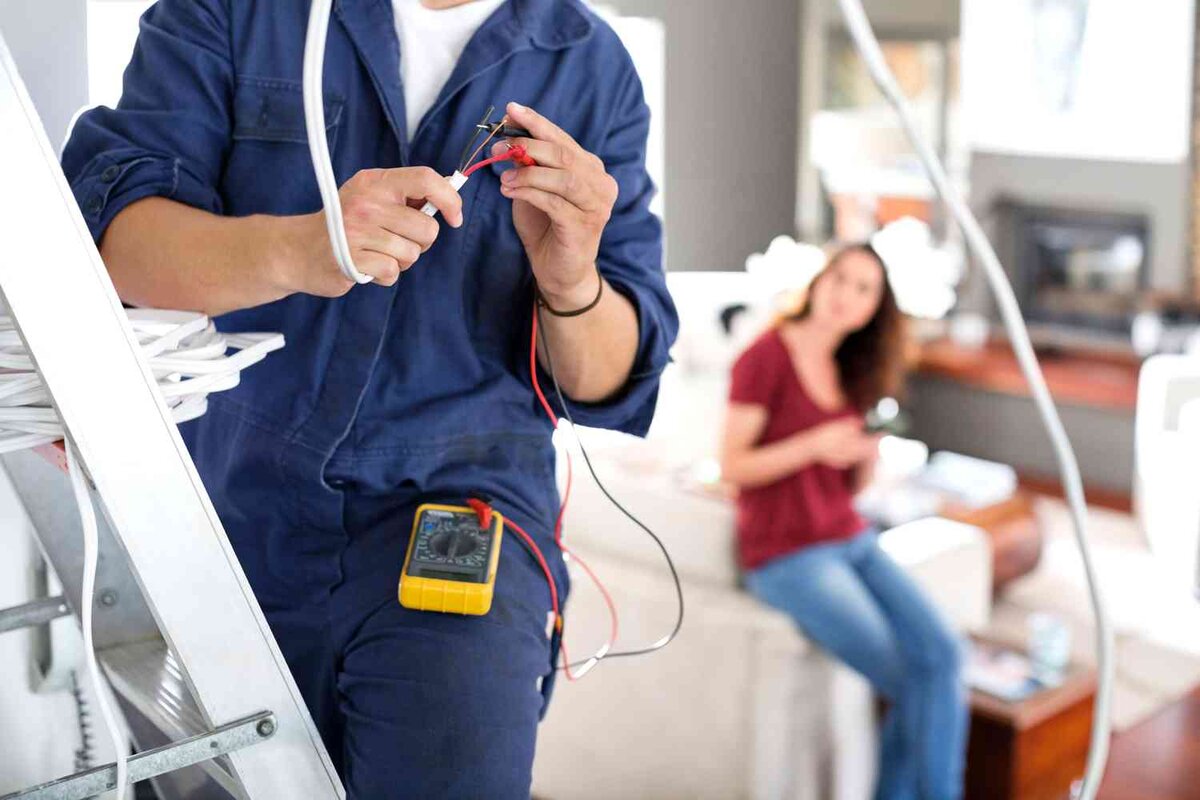 Рисунок 1: Современный электрик – аккуратный и опрятный мастер