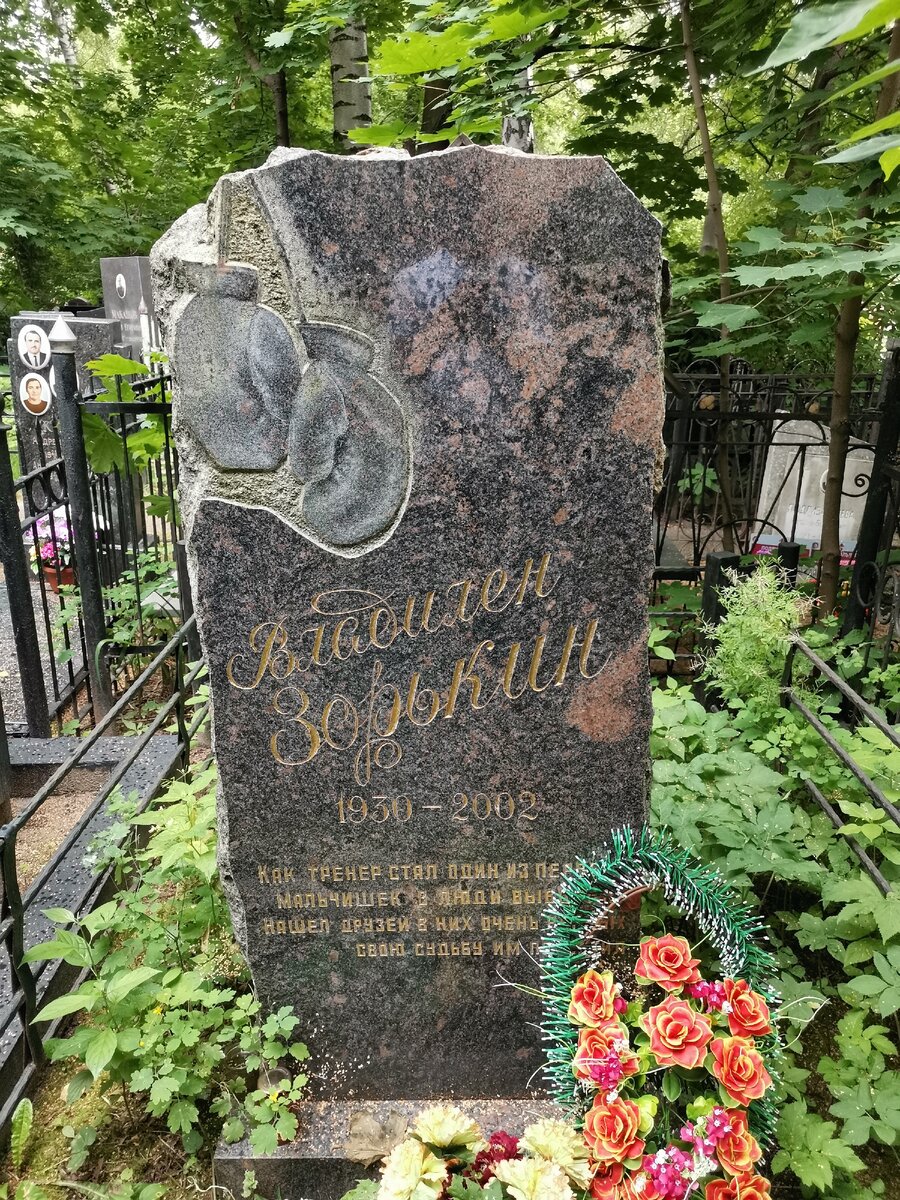 могила шаляпина в париже