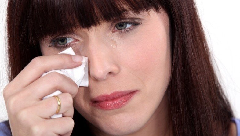 Девушка вытирает слезы. Вытереть слезы девушке. Картинки вытирание слёз. Девушка в слезах. Девушка смахивает слезу.