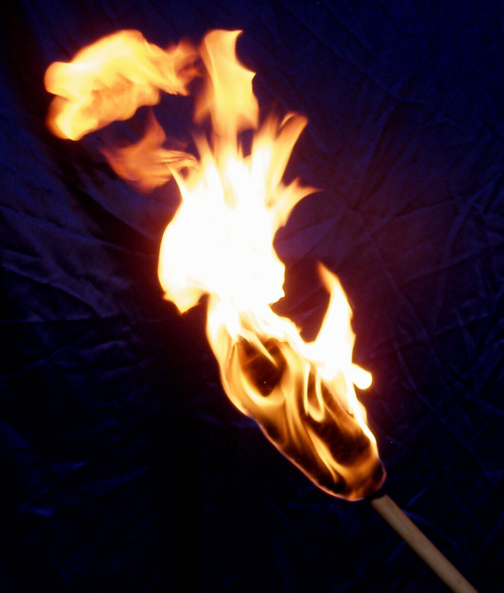 Горящий факел - атрибут Гекаты.