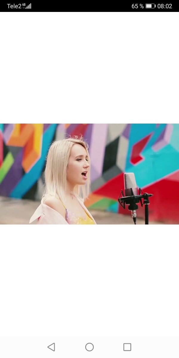 УРА ОНА НА СЦЕНЕ😍