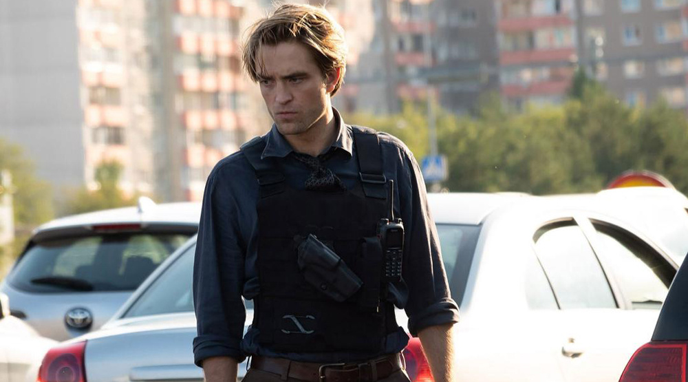 Довод После теракта в киевском оперном театре агент ЦРУ объединяется с британской разведкой, чтобы противостоять русскому олигарху, который сколотил состояние на торговле оружием. Для этого агенты используют инверсию времени, заставляющую уже произошедшие события идти вспять.