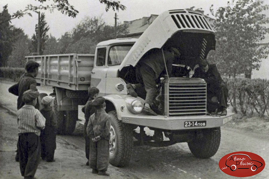 Как видно, конструкторы первого КрАЗ-250 уже сообразили, что оперение двигателя имеет смысл делать интегральным (с объединенными капотом и крыльями). Но еще не догадались, что намного удобнее, когда такой интегральный капот открывается на передних петлях