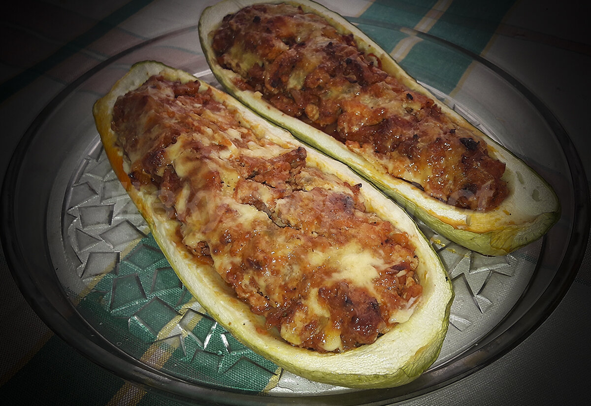 Лодочки из кабачков запеченные с мясом