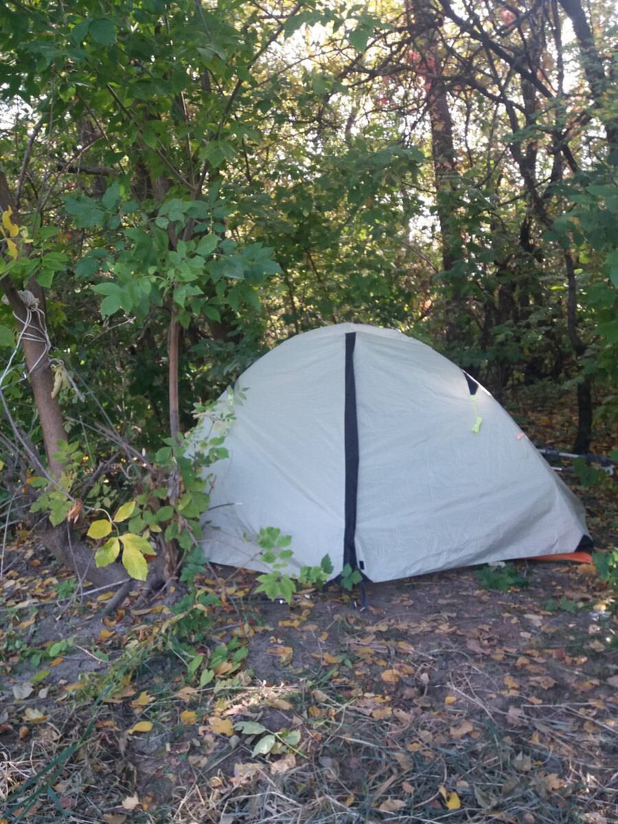 Наша палатка в осеннем пролеске