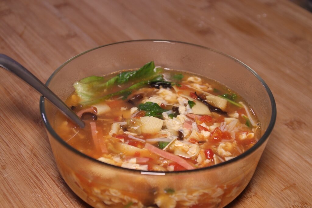 Пересолила суп – исправляем картошкой