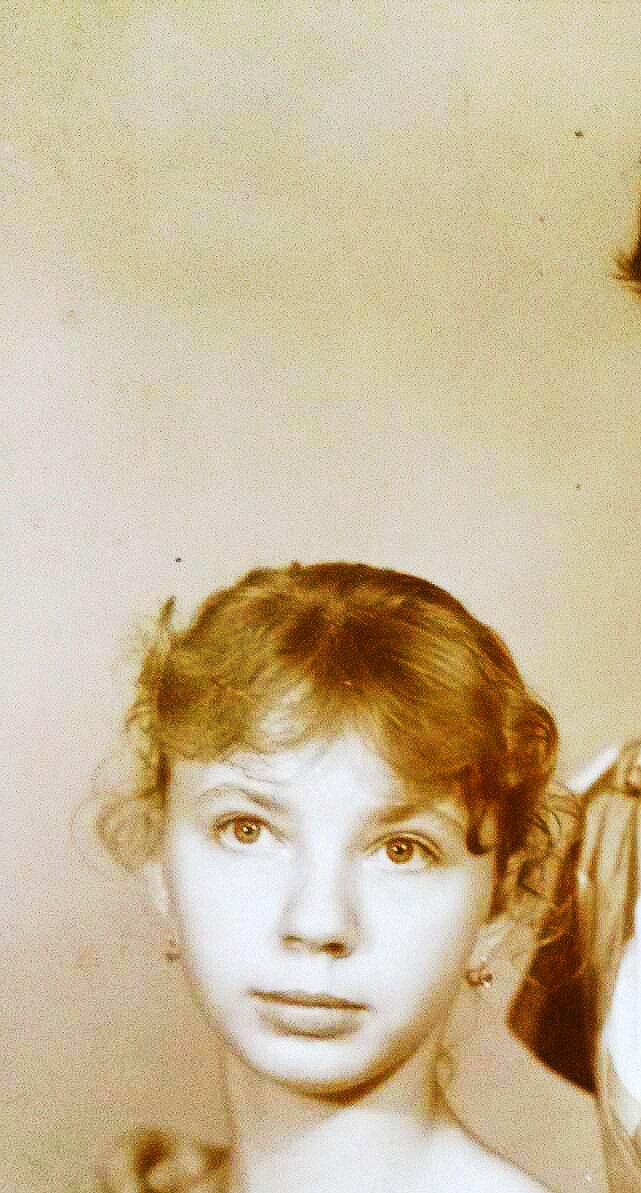 Фотография старая. Она единственная, где видны те серёжки. Я максимально хотела увеличить. Извините за качество снимка