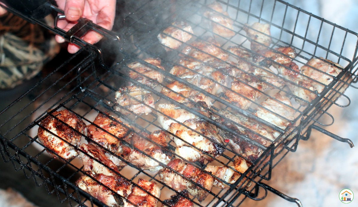 Грязная решётка барбекю.