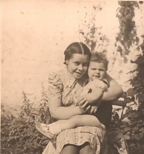 Марина Шафрова-Марутаева с сыном. 1941. 