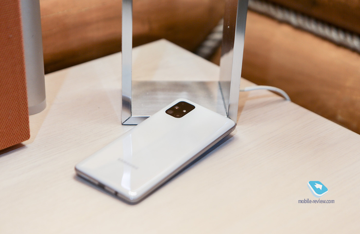 Технические характеристикиРазмеры и вес163.9 x 76.3 x 9,5 мм, 213 граммМатериалы корпусаПластикДисплей6.7 дюйма, 1080х2400 точек (20:9), SuperAMOLED+, 393 ppi, автоматическая регулировка яркости, AlwaysOn Display, Corning Gorilla Glass 3, максимальная яркость 420 нитОперационная системаGoogle Android 10.0, OneUI 2.1ПлатформаSnapdragon 730G (технорма 8 нм), два ядра Kryo 470 Gold с частотой до 2.2 ГГц, 6 ядер Kryo 470 Silver с частотой до 1.7 ГГц, Adreno 618Память6 ГБ ОЗУ, 128 ГБ ПЗУ (свободно 106 ГБ), UFS 2.1, карта памяти microSD до 512 ГБ
Вариант на 8/128 ГББеспроводные интерфейсыWi-Fi a/b/g/n/ac, двухдиапазонный, Bluetooth 5.0, NFCСеть2G: 850/900/1800/1900
3G: 850/900/1900/2100
4G: B1/B2/B3/B4/B5/B7/B8/B12/B17/B20/B26/B28/B66; 4G TDD LTE B38/B40/B41
Две SIM-карты, nanoSIM (не комбинированный слот)НавигацияGPS/ГЛОНАСС/Beidou/GalileoДатчики и разъёмыUSB Type C (USB 2.0), OTG
Акселерометр, датчик приближения, датчик освещенности, гироскоп, геомагнитный датчик, компас
Датчик отпечатка на боковой панели
Разблокировка по лицуОсновная камера64 (f/1.8) + 5 МП (f/2.2, датчик глубины резкости) + 8 МП (f/2.2, широкий угол) + 5 МП (f/2.4, macro),  светодиодная вспышка, запись видео 4К, электронная стабилизация видео на FullHDФронтальная камера32 МП (f/2.0), эффект боке, различные дополнительные эффектыАккумуляторLi-Ion 7000 мАч, время работы в режиме разговора до 64 часов, воспроизведение видео до 34 часов, время работы в LTE до 24 часовСтепень защитыНетЦветаЧерный, белыйЗвукFM-радиоПлатежная системаGoogle PaySARSAR для головы: 0.609 Вт/кг 
SAR корпуса: 1.446 Вт/кг (европейская методика тестирования)