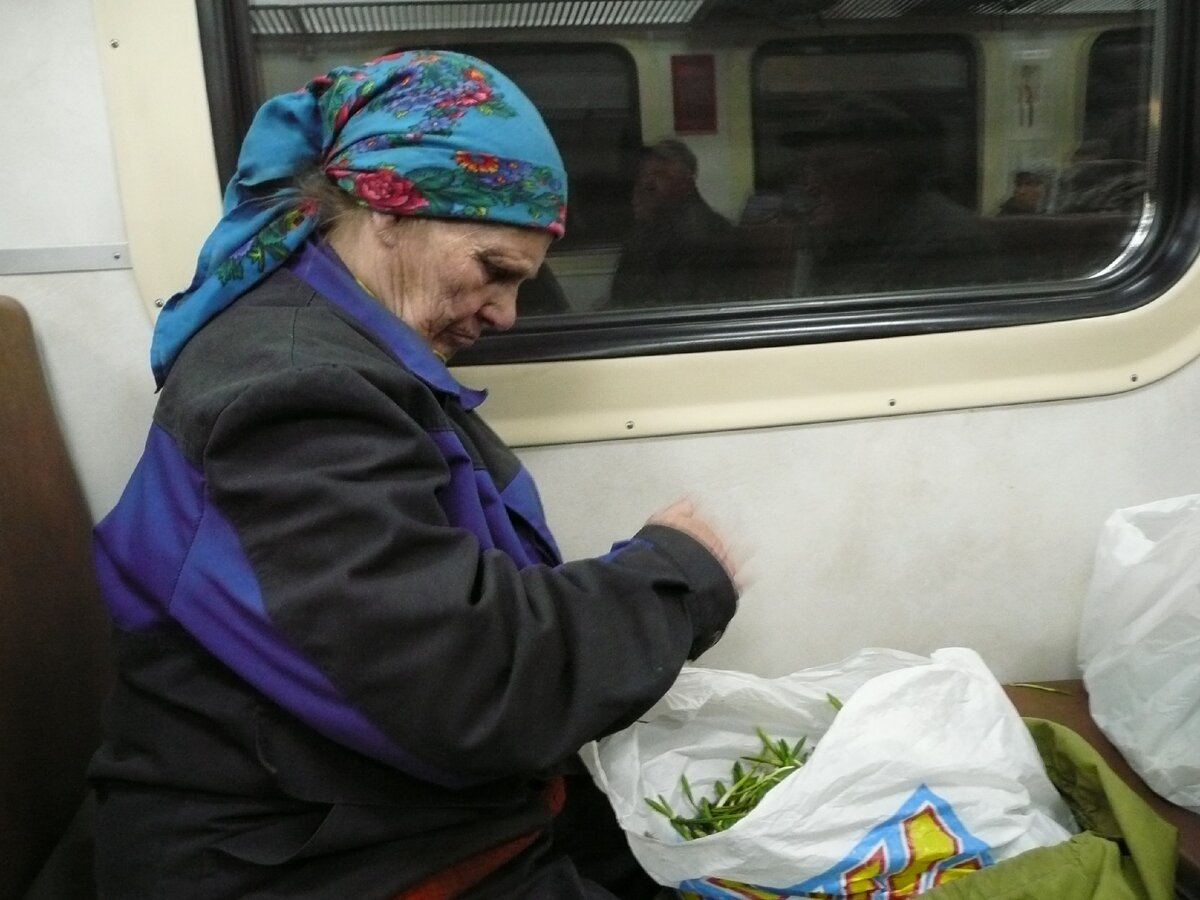Вечером в электропоезде.